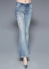 Pantalones acampanados de mezclilla de algodón con apliques de cuentas y cintura alta en color azul claro bohemio